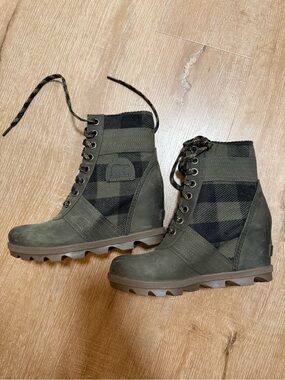 Sorel Olive Green Lace-Up Wedge Ankle Boots with Black & Yellow Accents